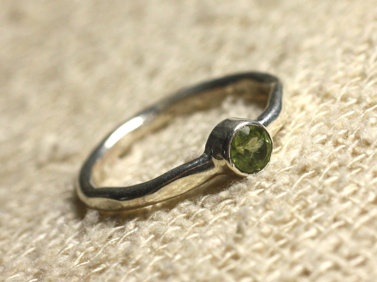 N225 - Bague Argent 925 et Pierre semi précieuse - Péridot Facetté 4mm 