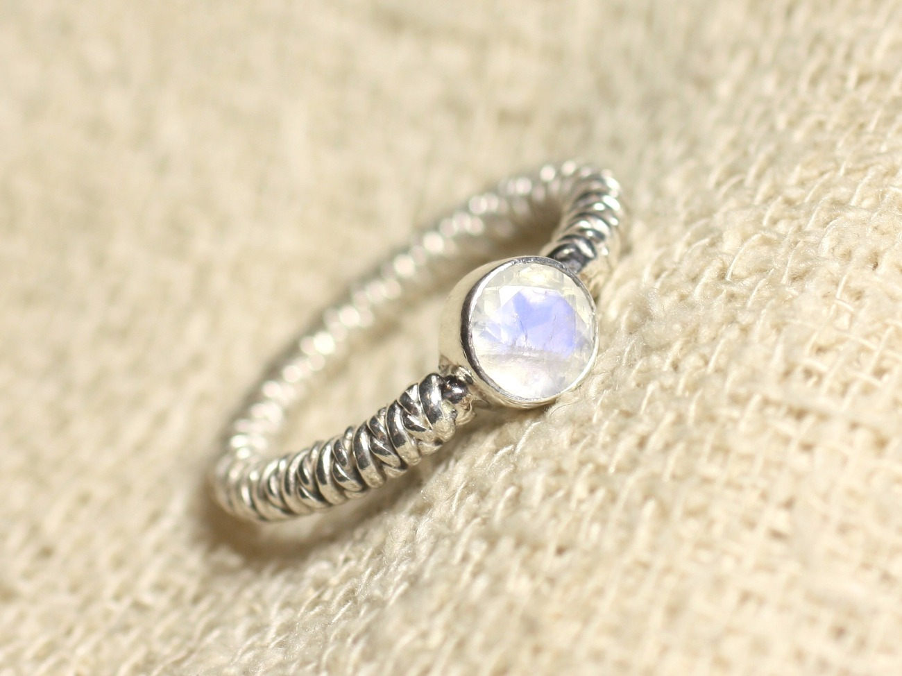 N225 - Bague Argent 925 et Pierre de Lune Facettée Rond 6mm 