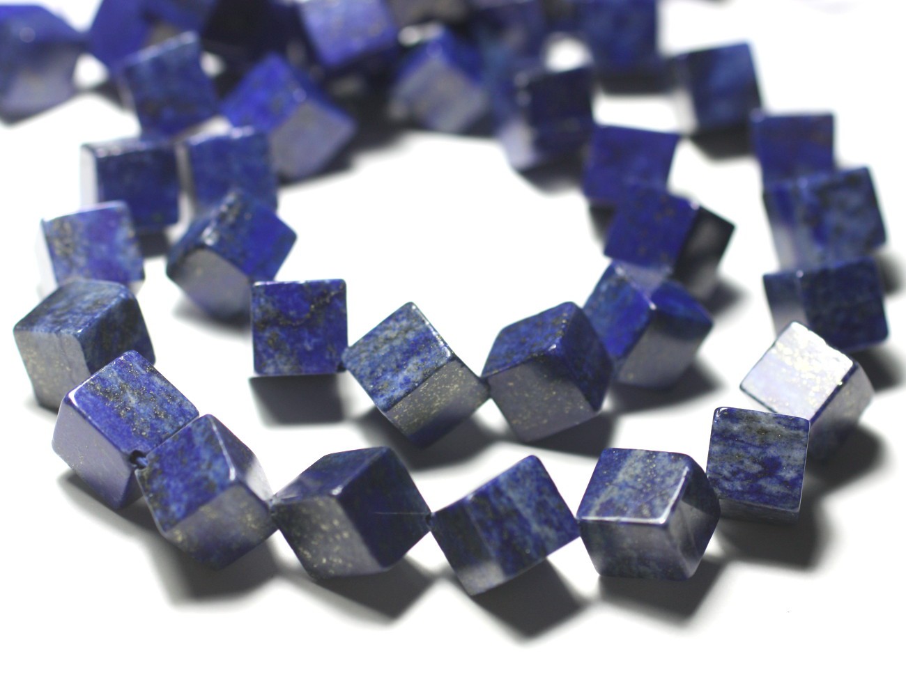 Fil 39cm 26pc env - Perles de Pierre - Lapis Lazuli Cubes 10-14mm