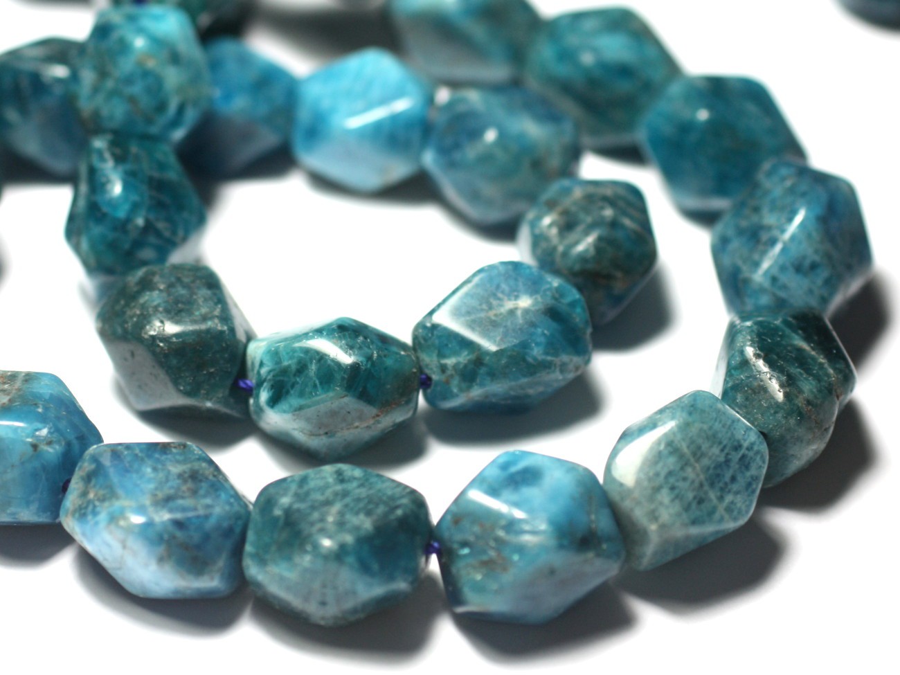 Fil 39cm 23pc env - Perles de Pierre - Apatite Olives Nuggets Facettés 15-20mm
