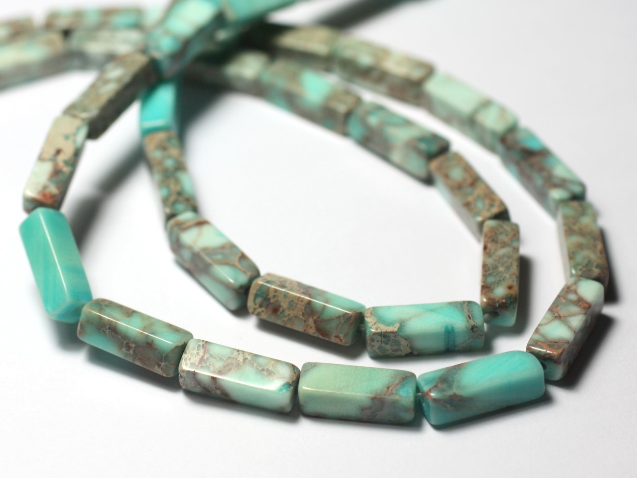 Fil 39cm 26pc env - Perles de Pierre - Jaspe Sédimentaire Rectangles Tubes 14x4mm Bleu Turquoise Beige