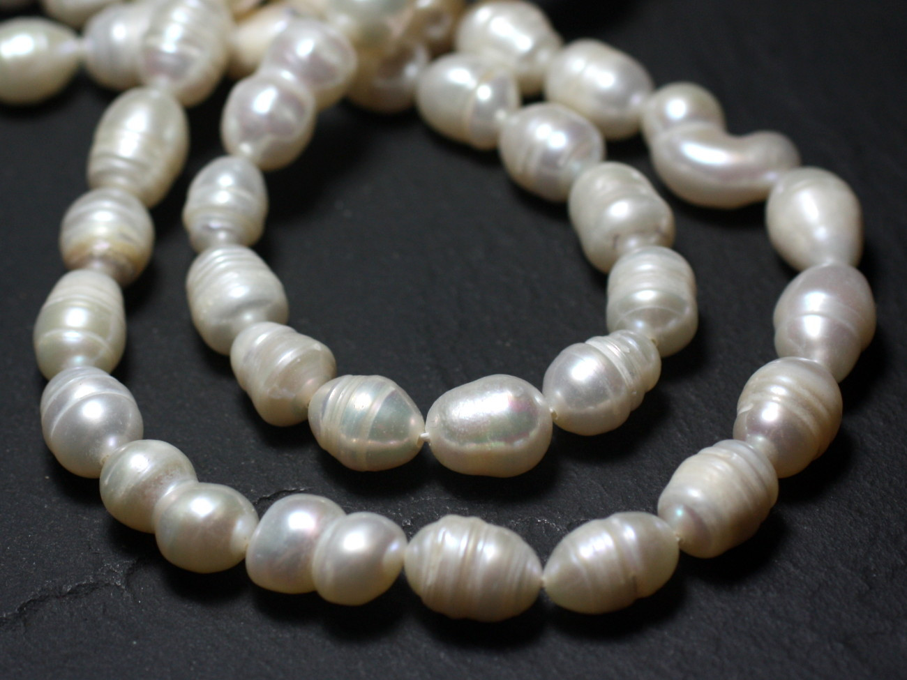 Fil 34cm 60pc environ - Perles naturelles culture eau douce Riz Olives Ovales 4-6mm Blanc irisé