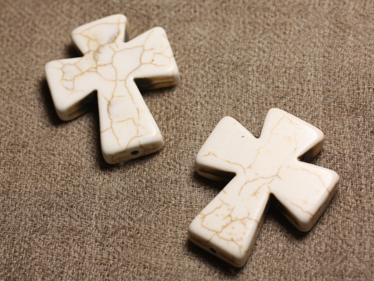 2pc - Perles Turquoise synthèse Croix 35x30mm Blanc crème   4558550011770