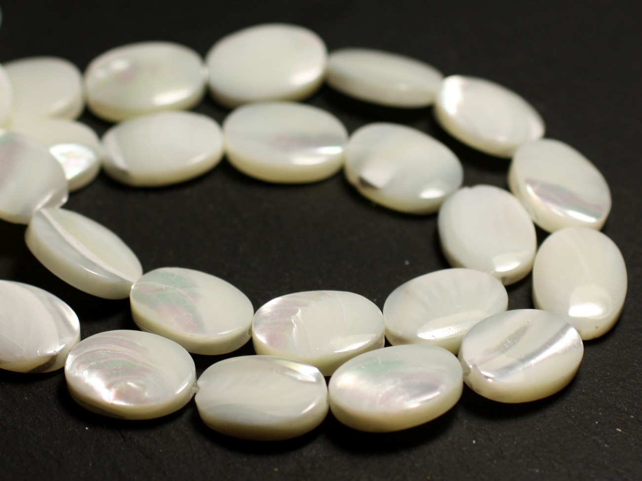 4pc - Perles Nacre blanche naturelle irisée Ovales 14x10mm - 8741140015838 