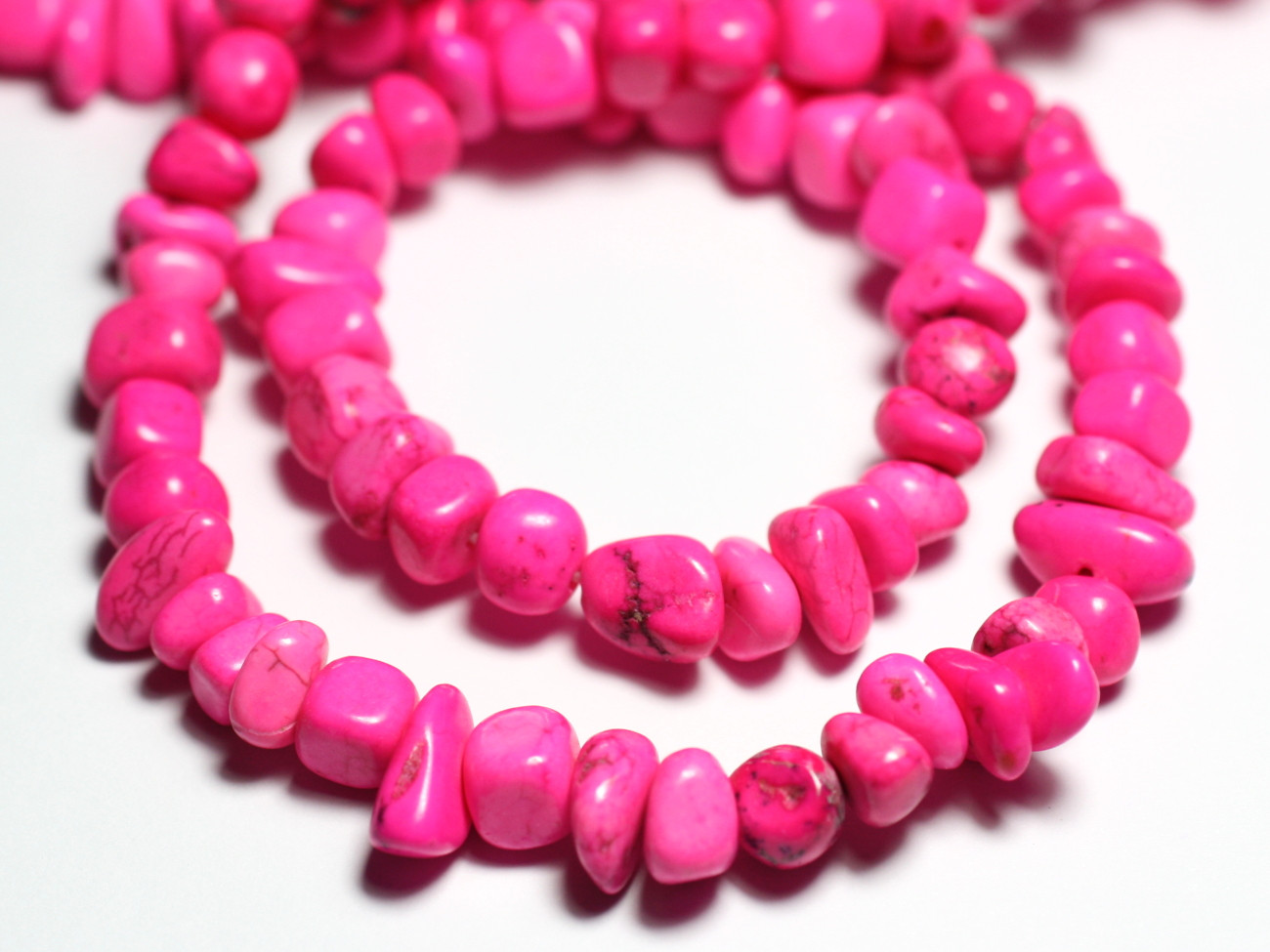 10pc - Perles Turquoise Synthèse - Chips Rocailles 6-12mm Rose  4558550027870