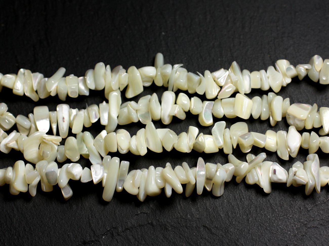 Fil 80cm 205pc environ - Perles Nacre Coquillage Rocailles Chips 5-16mm blanc irisé