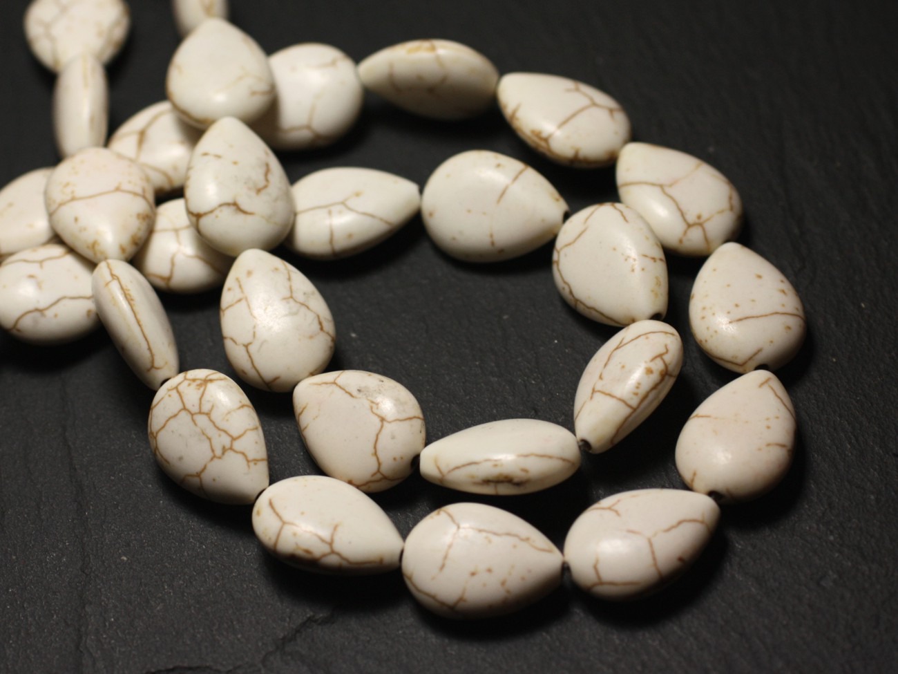Fil 39cm 22pc env - Perles de Pierre Turquoise Synthèse Gouttes 18x14mm Blanc